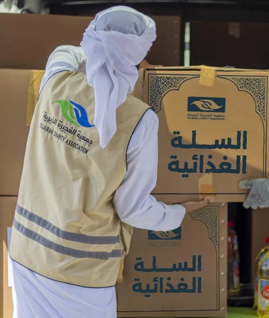 ضمن حملتها الرمضانية الباقيات الصالحات جمعية الفجيرة توزع المير الرمضاني على مستحقيه